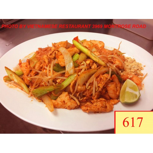 617. PAD THÁI TÔM GÀ - THAI STYLE STIR FRIED WITH RICE NOODLE, SHRIMP, CHICKEN, TOFU, EGG & MIXED VEGETABLES